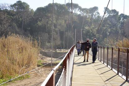 Inauguració de la passarel·la penjant  per a vianants sobre el riu Ripoll que connecta el Molí Vermell i el nucli urbà al marge dret, amb el Castell de Barberà al marge esquerre.