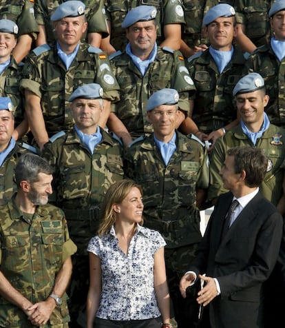 El expresidente del Gobierno, José Luis Rodríguez Zapatero (d), acompañado por la exministra de Defensa, Carme Chacón y el exjefe del Estado Mayor de Defensa, general José Julio Rodríguez (i), posa para fotografía de familia durante su visita a las tropas españolas desplegadas en Líbano, el 16 de octubre de 2009.