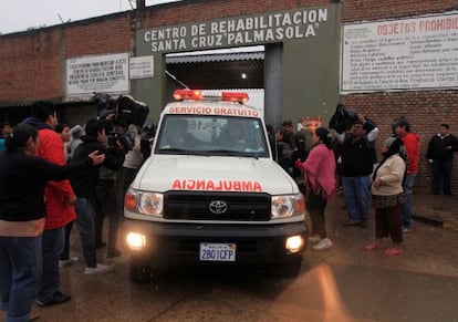 Una ambulancia sale del penal de Palmasola, el pasado viernes.