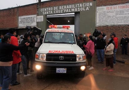 Una ambulancia sale del penal de Palmasola, el pasado viernes. 