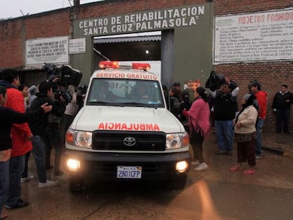 Una ambulancia sale del penal de Palmasola, el pasado viernes. 