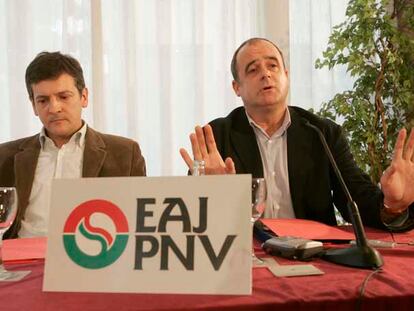 Jon Jauregi, a la izquierda, y Joseba Egibar, ayer en San Sebastián, durante las explicaciones sobre los bienes del primero.