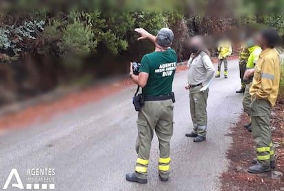Miembros de la Brigada de Investigación de Incendios Forestales trabajan en el reconocimiento de la zona afectada por el incendio de Sierra Bermeja, en Málaga. / INFOCA