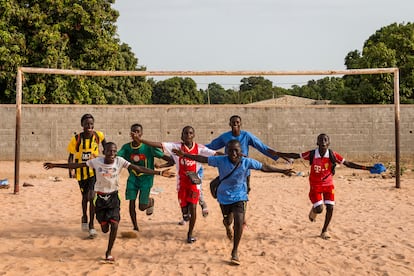 Niños en el campo de fútbol de arena de Bambali, en el sur de Senegal, donde Sadio Mané, estrella de la selección nacional, empezó
a jugar de pequeño.