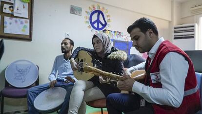 Adolescentes y jóvenes sirios ensayan canciones de su país en un centro social de la Media Luna Roja en Kilis, sostenido con ayudas de la UE