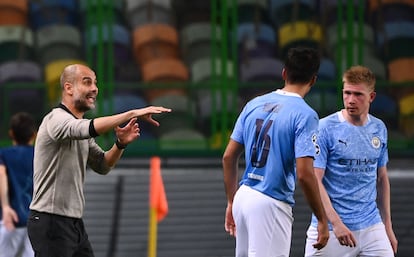 Guardiola da instrucciones a Rodri y De Bruyne.