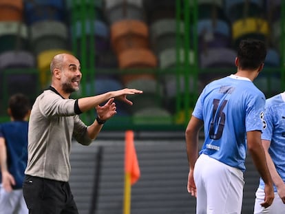 Guardiola da instrucciones a Rodri y De Bruyne.