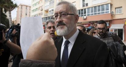 Antonio &Aacute;vila, a las puertas del juzgado 4 de C&aacute;diz. 