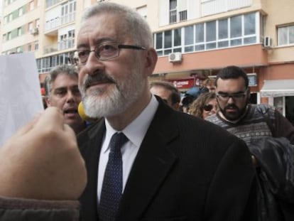 Antonio &Aacute;vila, a las puertas del juzgado 4 de C&aacute;diz. 