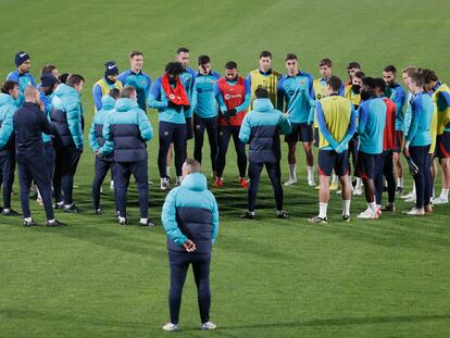 Xavi dirige el último entrenamiento del Barcelona antes de la Supercopa de España.