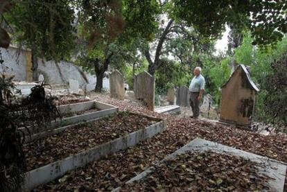 El ex cónsul Bruce McIntyre, en el Cementerio Inglés de Málaga, el pasado martes.