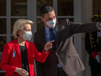 Ursula von der Leyen, presidenta de la Comisión Europea, conversa con Pedro Sánchez, presidente del Gobierno de España, el 5 de marzo en La Moncloa, en Madrid.