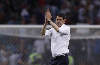 El entrenador de la selección de España, Fernando Hierro, aplaude al finalizar el partido.