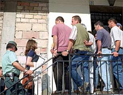 Vecinos de Jete, a la llegada de la Guardia Civil.