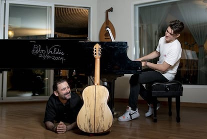 Javier Limón hijo toca un piano firmado por Bebo Valdés, mientras su padre, Javier Limón, le escucha tumbado en el suelo de su estudio de grabación, en Madrid.