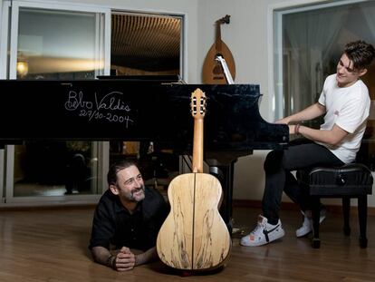 Javier Limón hijo toca un piano firmado por Bebo Valdés, mientras su padre, Javier Limón, le escucha tumbado en el suelo de su estudio de grabación, en Madrid.