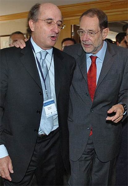 Antoni Brufau, presidente de Repsol, acompañado de Javier Solana.