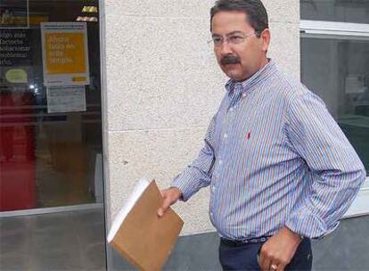El ex alcalde de O Grove, Miguel Ángel Pérez, a su llegada al juzgado de Cambados, el pasado lunes.