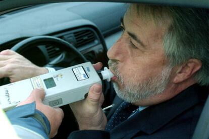 Un hombre pasa la prueba de la alcoholemia en la carretera M-407.