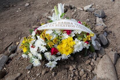 Corona de flores sobre la tumba de la bebé Eléne Habiba.