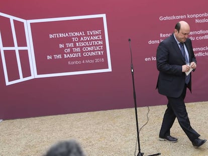 El presidente del PNV, Andoni Ortuzar, tras intervenir en la cumbre internacional de Cambo sobre el fon de ETA.