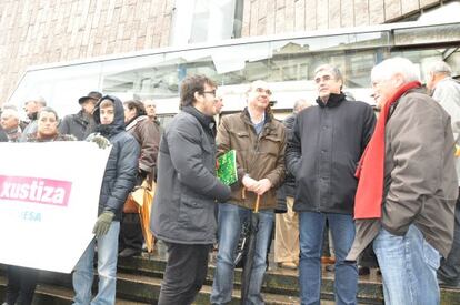 Callón con gafas en primer plano sonríe junto a la actual dirección del BNG.