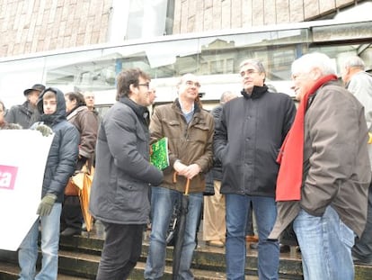 Call&oacute;n con gafas en primer plano sonr&iacute;e junto a la actual direcci&oacute;n del BNG. 