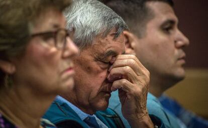 Cándido Ibar (en el centro), padre de Pablo, durante el juicio.