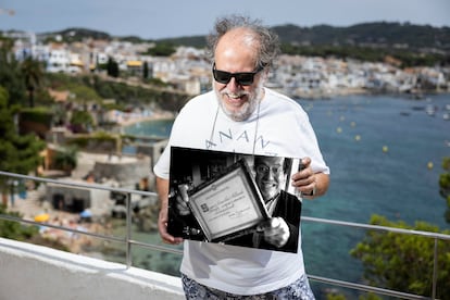 Óscar Nebreda en Calella, el 24 de julio, contempla una foto que le hizo Vicens Giménez en 2000.