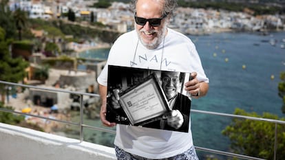 Óscar Nebreda en Calella, el 24 de julio, contempla una foto que le hizo Vicens Giménez en 2000.