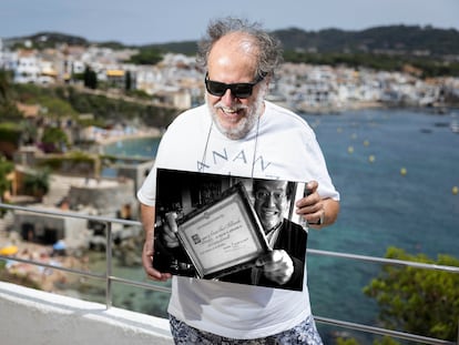 Óscar Nebreda en Calella, el 24 de julio, contempla una foto que le hizo Vicens Giménez en 2000.