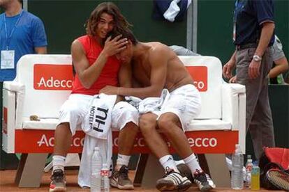 Nadal abraza a Verdasco en el banquillo tras la victoria española.