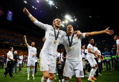 Gareth Bale (i) y Lucas Vazquez celebran en el campo de juego la victoria.