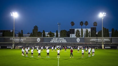 Minuto de silencio del Valencia CF por las víctimas de la DANA.