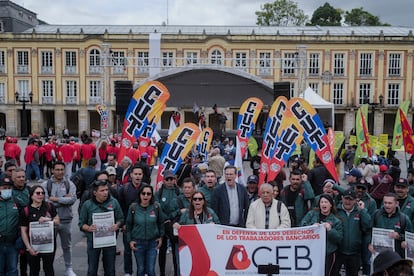 Decenas de personas en la PLaza de Bolívar, durante el plantón a favor de la reforma laboral del gobierno de Petro, en Bogotá, el 16 de junio de 2025.