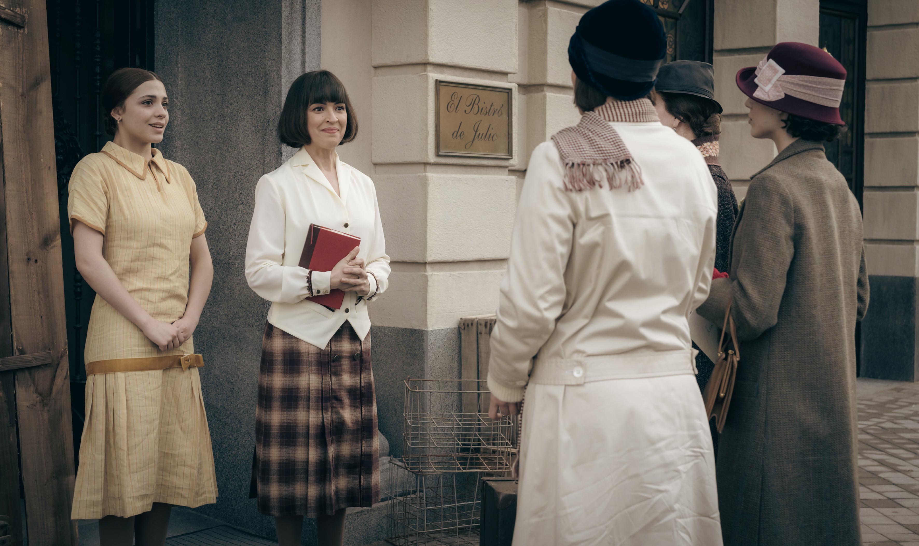 Las cinco mujeres que trabajan en el restaurante en el que transcurre la acción de 'La Favorita 1922'.