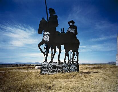El libro se abre y se cierra con una imagen del Quijote y Sancho panza, vista de frente y por detrás, en Villarta de San Juan
