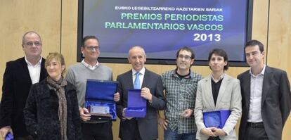 Los premiados por los periodistas parlamentarios posan tras recibir los galardones. 