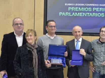 Los premiados por los periodistas parlamentarios posan tras recibir los galardones. 