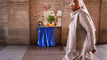 Una figura de cartón del difunto papa Francisco se coloca junto a velas y flores en el exterior de la Plaza de San Pedro, este martes en el Vaticano.
