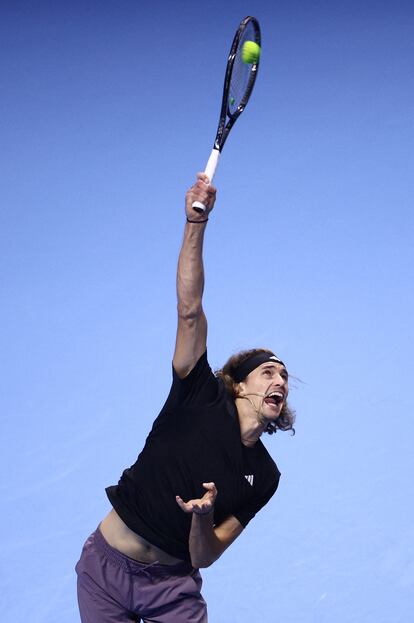 Zverev sirve durante el partido.