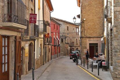Inici del carrer Major de Perafita (Lluçanès), amb Cal Pensiró i el Cafè del Mig en primer terme. 