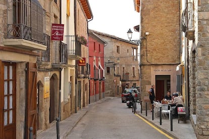 Inici del carrer Major de Perafita (Lluçanès), amb Cal Pensiró i el Cafè del Mig en primer terme.