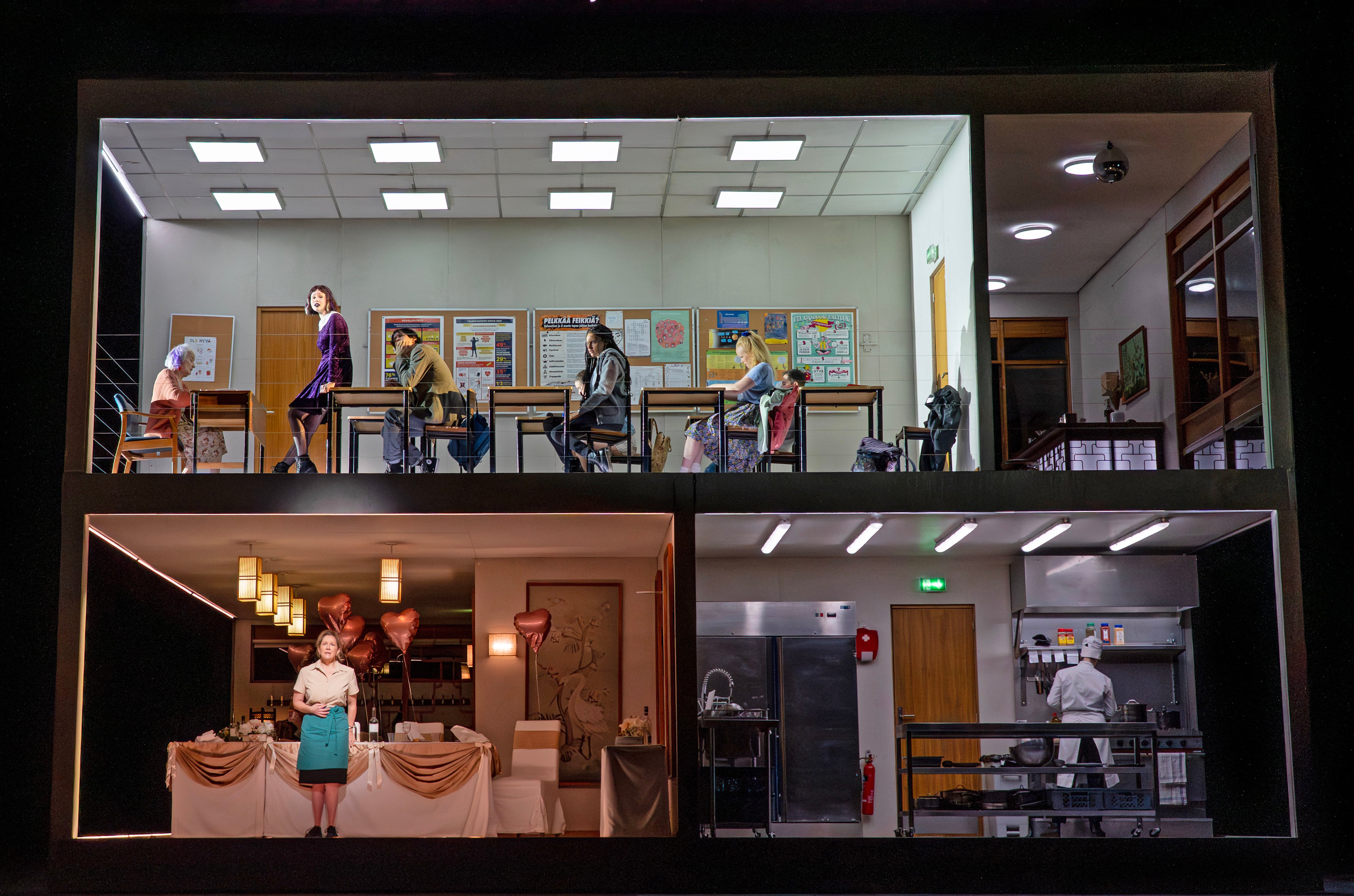 Representación de 'Innocence', en la ópera del Metropolitan de Nueva York. El ingenio, ideado por Simon Stone, mezcla los escenarios del instituto (arriba) y el salón de bodas, 10 años después.