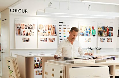 En la White Room de las oficinas centrales de H&M se investiga la evolución cromática de las colecciones.