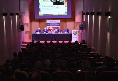 Imagen de la sala durante la presentación de los anuarios. En la mesa, de izquierda a derecha: Ramón Tejada, Salvador del Rey, María Teresa Fernández de la Vega, Rafael Sebastián y Antonio Hierro.