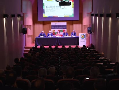 Imagen de la sala durante la presentación de los anuarios. En la mesa, de izquierda a derecha: Ramón Tejada, Salvador del Rey, María Teresa Fernández de la Vega, Rafael Sebastián y Antonio Hierro.