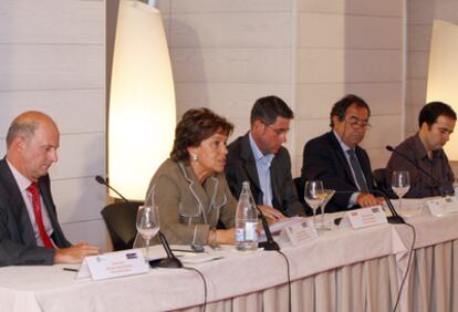 De izquierda a derecha, el director de la Obra Social de la Kutxa, Carlos Ruiz, la diputada de Cultura de Vizcaya, Josune Ariztondo, el director de la Fundación Euskaltel, Mikel Astorkia, el director de Tecnología de la SPRI, Juan Castro, y el organizador de Euskal Encounter, Sabino San Vicente.