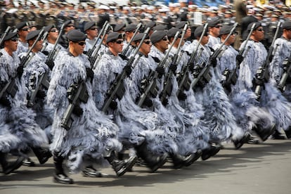 Elementos de las Fuerzas Armadas marchan durante el desfile por el 212 aniversario de la independencia de México, en el Centro Histórico de la Ciudad de México.