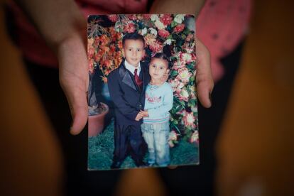 Hala, de 11 años, sosteniene una foto de ella y su hermano mayor en Siria. “Es mi favortia. Mi madre me había vestido bien para la oración del viernes, luego fuimos al mercado y un restaurante. Después de eso fuimos al estudio de un fotógrafo donde se tomó esta foto". Hala guarda sus fotos de Siria escondidas en su armario para mantenerlas a salvo. "Solo recuerdo la guerra, tenía mucho miedo. Las bombas caían por toda la casa... ", recuerda. "Siria está en mi corazón, es el país donde nací. Cuando miro esta foto, recuerdo esos días de nuevo. No hay palabras suficientes para describir la vida que veo en ellas. Es pura felicidad ". Hala perdió dos años de educación debido al conflicto: uno en Siria y otro en Jordania. Ahora está en el cuarto curso.